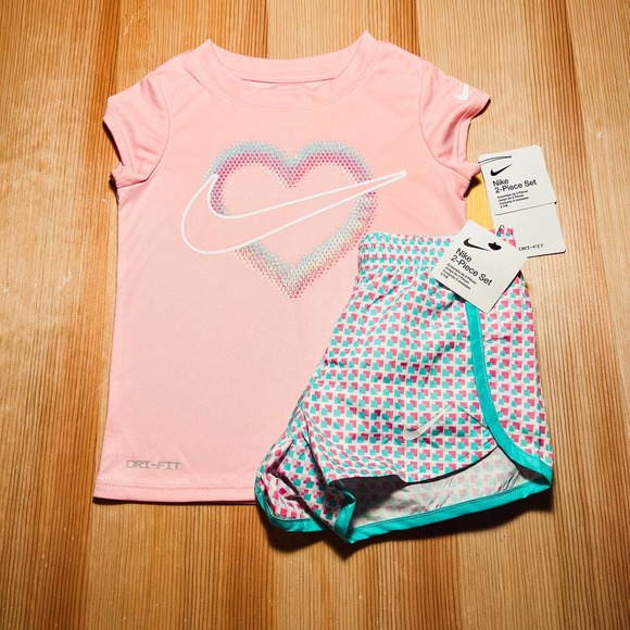Nike Girls T-shirt and Shorts Set - Picture 7 of 8